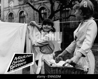 Mädchen hinter Gittern, Deutschland 1965, Regie: Rudolf Zehetgruber, Darsteller: Heidelinde Weis, Elke Aberle Foto Stock