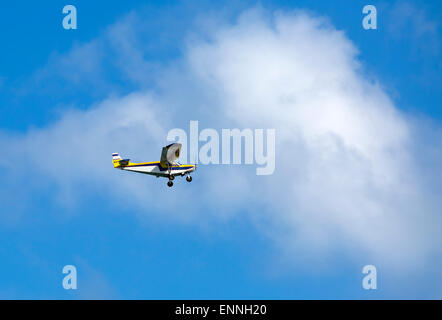 Luce a singolo motore aereo nel cielo blu Foto Stock