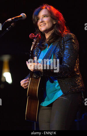 Green Bay, Wisconsin, Stati Uniti d'America. 8 Maggio, 2015. Paese musicista BRANDY CLARK suona dal vivo con la sua band presso il Centro Resch in Green Bay, Wisconsin Credit: Daniel DeSlover/ZUMA filo/Alamy Live News Foto Stock