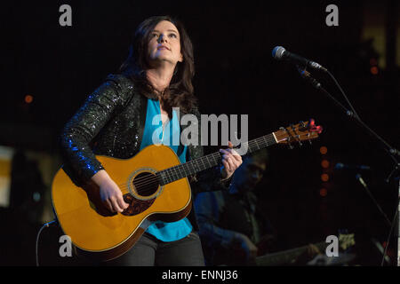 Green Bay, Wisconsin, Stati Uniti d'America. 8 Maggio, 2015. Paese musicista BRANDY CLARK suona dal vivo con la sua band presso il Centro Resch in Green Bay, Wisconsin Credit: Daniel DeSlover/ZUMA filo/Alamy Live News Foto Stock