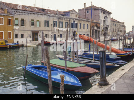 Venezia, Provincia di Venezia, Italia. 2 Sep, 1985. Le barche sono ancorate in un canale sull'isola di Murano. Venezia, un sito Patrimonio Mondiale dell'UNESCO, è una delle più popolari destinazioni turistiche internazionali. © Arnold Drapkin/ZUMA filo/Alamy Live News Foto Stock