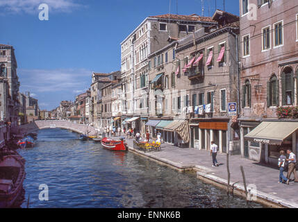 Venezia, Provincia di Venezia, Italia. 2 Sep, 1985. Guardando ad ovest verso il basso il Rio della Misericordia canal per le Fondamenta dei Ormesini embankment. Venezia, un sito Patrimonio Mondiale dell'UNESCO, è una delle più popolari destinazioni turistiche internazionali. © Arnold Drapkin/ZUMA filo/Alamy Live News Foto Stock