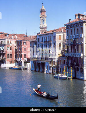 Venezia, Provincia di Venezia, Italia. 2 Sep, 1985. Un gondoliere poli un turista giovane sul Canal Grande in un tempo-onorata tradizione veneziana. Un sito Patrimonio Mondiale dell'UNESCO, la città di Venezia è una delle più popolari destinazioni turistiche internazionali. © Arnold Drapkin/ZUMA filo/Alamy Live News Foto Stock