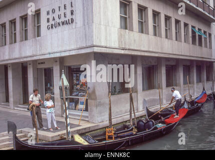 Venezia, Provincia di Venezia, Italia. 2 Sep, 1985. Presso l'Hotel Bauer Grunwald un turista giovane attendere come un gondoliere prepara il suo gondola per il loro tempo-onorato tradizionale veneziano ride. Un sito Patrimonio Mondiale dell'UNESCO, la città di Venezia è una delle più popolari destinazioni turistiche internazionali © Arnold Drapkin/ZUMA filo/Alamy Live News Foto Stock