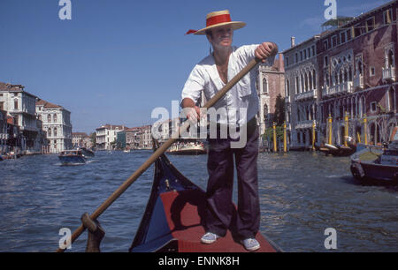 Venezia, Provincia di Venezia, Italia. 2 Sep, 1985. Un gondoliere in un tradizionale rosso-ribboned cappello di paglia poli la sua gondola lungo il Canal Grande. Un sito Patrimonio Mondiale dell'UNESCO, la città di Venezia è una delle più popolari destinazioni turistiche internazionali. © Arnold Drapkin/ZUMA filo/Alamy Live News Foto Stock