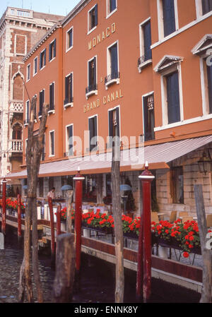 Venezia, Provincia di Venezia, Italia. 2 Sep, 1985. L'Hotel Monaco sul Canal Grande. Venezia, un sito Patrimonio Mondiale dell'UNESCO, è una delle più popolari destinazioni turistiche internazionali. © Arnold Drapkin/ZUMA filo/Alamy Live News Foto Stock