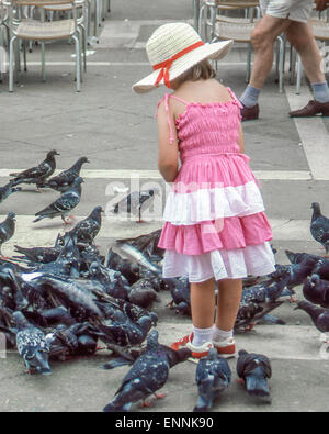 Venezia, Provincia di Venezia, Italia. 2 Sep, 1985. Una bambina alimenta i piccioni in Piazza San Marco (Piazza San Marco). Venezia, un sito Patrimonio Mondiale dell'UNESCO, è una delle più popolari destinazioni turistiche internazionali. © Arnold Drapkin/ZUMA filo/Alamy Live News Foto Stock