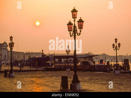 Venezia, Provincia di Venezia, Italia. 2 Sep, 1985. Il sole sorge su waterfront Riva degli Schiavoni sul Bacino San Marco (San Marco del bacino). Venezia, un sito Patrimonio Mondiale dell'UNESCO, è una delle più popolari destinazioni turistiche internazionali. © Arnold Drapkin/ZUMA filo/Alamy Live News Foto Stock