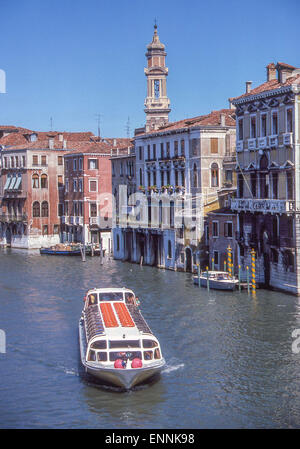 Venezia, Provincia di Venezia, Italia. 2 Sep, 1985. Una gita turistica di vele di imbarcazioni lungo il Canal Grande. Venezia, un sito Patrimonio Mondiale dell'UNESCO, è una delle più popolari destinazioni turistiche internazionali. © Arnold Drapkin/ZUMA filo/Alamy Live News Foto Stock