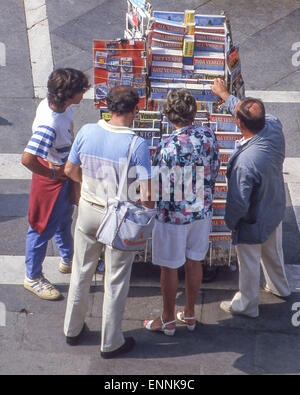 Venezia, Provincia di Venezia, Italia. 2 Sep, 1985. Turisti si riuniscono intorno a un display delle guide turistiche di Venezia in molte lingue in Piazza San Marco (St Marks Plaza). Venezia, un sito Patrimonio Mondiale dell'UNESCO, è una delle più popolari destinazioni turistiche internazionali. © Arnold Drapkin/ZUMA filo/Alamy Live News Foto Stock