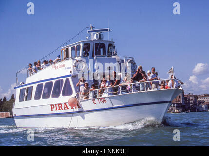 Venezia, Provincia di Venezia, Italia. 2 Sep, 1985. Pieno di turisti la gita in barca pirata MS vele attraverso il Bacino San Marco (Bacino di San Marco). Venezia, un sito Patrimonio Mondiale dell'UNESCO, è una delle più popolari destinazioni turistiche internazionali. © Arnold Drapkin/ZUMA filo/Alamy Live News Foto Stock