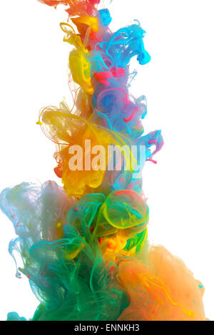 Nuvole di luminose colorate di mescolamento di inchiostro in acqua Foto Stock