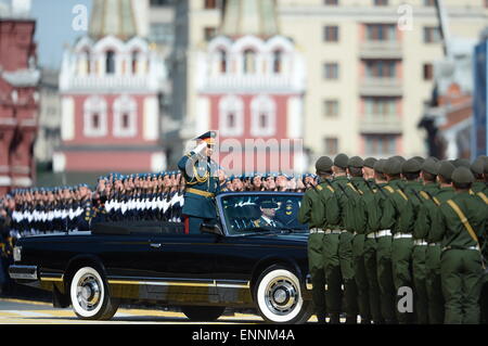 Mosca, Russia. 9 maggio 2015. Sergei Shoigu, ministro della Difesa della Federazione Russa, ispeziona le truppe durante una parata militare la marcatura in occasione del settantesimo anniversario della vittoria della Grande Guerra Patriottica di Mosca, Russia, 9 maggio 2015. Credito: Jia Yuchen/Xinhua/Alamy Live News Foto Stock