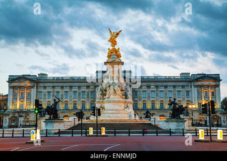 Londra - 12 aprile: Buckingham palace al tramonto il 12 aprile 2015 a Londra, Regno Unito. Foto Stock