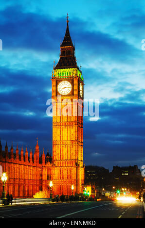 La torre di Elizabeth come visto dal Westminster Bridge nella notte Foto Stock