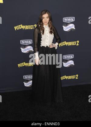 Los Angeles, CA, Stati Uniti d'America. 8 Maggio, 2015. Hailee Steinfeld presso gli arrivi per passo perfetto 2 Premiere, Nokia Theater L.A. LIVE, Los Angeles, CA Maggio 8, 2015. Credito: Dee Cercone/Everett raccolta/Alamy Live News Foto Stock