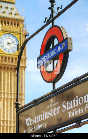 Londra - 12 aprile: London Underground segno presso la stazione di Westminster il 12 aprile 2015 a Londra, Regno Unito. Foto Stock