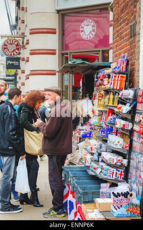 Londra - 13 aprile: Street negozio di souvenir con i turisti il 13 aprile 2015 a Londra, Regno Unito. Londra è un popolare centro per il turismo. Foto Stock