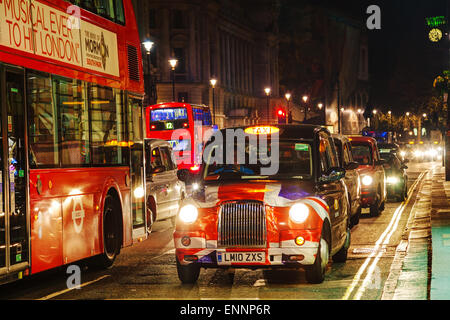 Londra - 14 aprile: famosi taxi (hackney) su una strada il 14 aprile 2015 a Londra, Regno Unito. Foto Stock