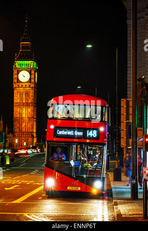 Londra - 14 aprile: iconico bus rosso a due piani sul 14 aprile 2015 a Londra, Regno Unito. Foto Stock