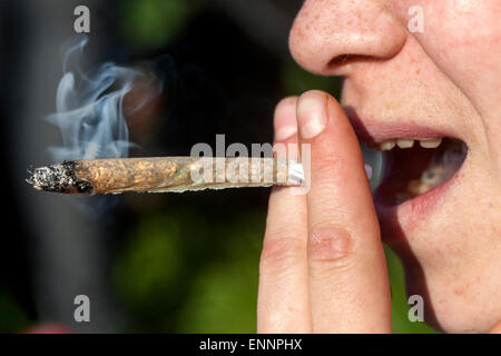 Close up, uomo fumare marijuana joint Foto Stock