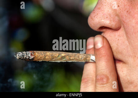 Close up, uomo fumare marijuana joint Foto Stock