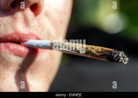 Close up, uomo fumare marijuana joint Foto Stock