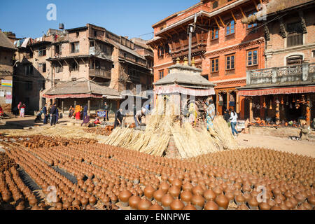 Pentole di creta essiccamento in Potter's Square a Bhaktapur, Nepal Foto Stock