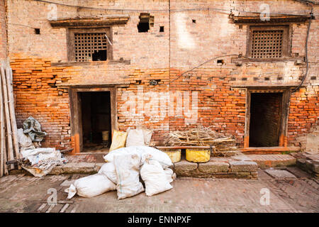 Tipica scena di rosso fatiscenti edifici in mattoni di Bhaktapur, Nepal Foto Stock