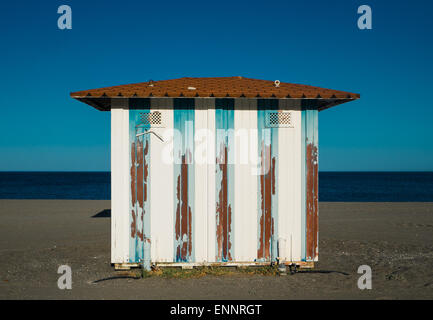 Cabine sulla spiaggia a Manilva in andalusia   Spagna meridionale Foto Stock