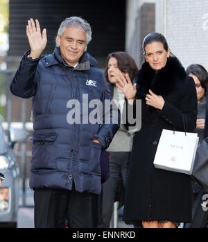 Andrea Bocelli e sua moglie Veronica Berti al di fuori della ITV studios con: Andrea Bocelli,Veronica Berti dove: Londra, Regno Unito quando: 04 Nov 2014 Foto Stock