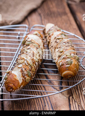 Alcuni Pretzel panini con semi misti (close-up shot) Foto Stock