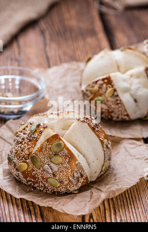 Pretzel panini con semi misti come topping (close-up shot) Foto Stock