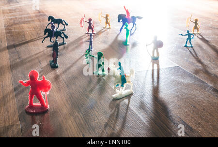 Miniatura figure giocattoli sul pavimento retroilluminazione Foto Stock