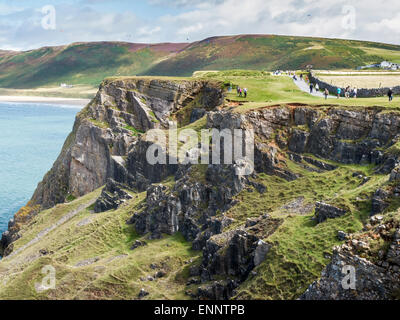 Walkers lungo le cime della scogliera a Rhossili Bay, Gower, Galles Foto Stock