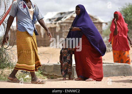 (150509) --DADAAB, 9 maggio 2015 (Xinhua) -- Foto scattata il 8 maggio 2015 Mostra rifugiati somali a Dadaab Refugee Camp Kenya. Dadaab, il più grande del mondo di campo di rifugiati nel nord-est del Kenya, ospita attualmente circa 350.000 persone. Per più di vent'anni, è stata la casa di generazioni di somali che hanno abbandonato la loro patria devastata da conflitti. (Xinhua/Sun Ruibo) (djj) Foto Stock