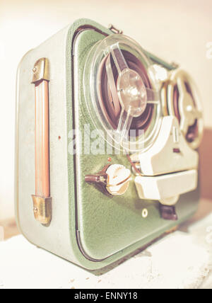 Vecchio vintage verde registratore a nastro sulla parete rosa Foto Stock