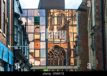 Chiesa della Santa Trinità si riflette in ufficio finestre a Kingston upon Hull East Yorkshire Regno Unito Foto Stock