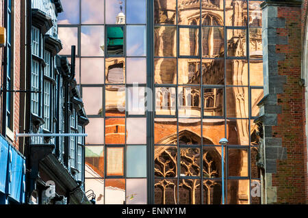 Chiesa della Santa Trinità si riflette in ufficio finestre a Kingston upon Hull East Yorkshire Regno Unito Foto Stock