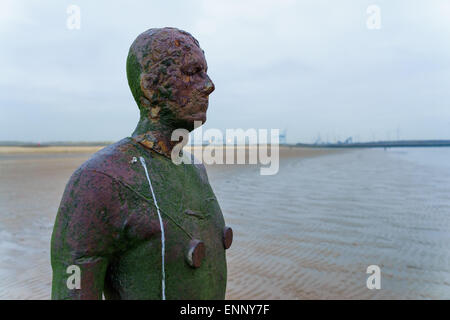 Una delle statue in un altro luogo della installazione di Antony Gormley su Crosby Beach, Liverpool, in Inghilterra. Foto Stock