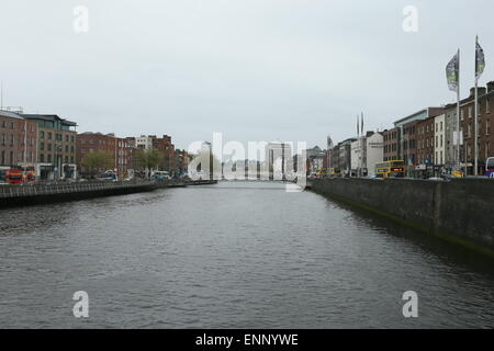 Il fiume Liffey a Dublino durante le giornate di cattivo tempo. Immagine dal centro della città di Dublino durante un periodo di forti precipitazioni Foto Stock