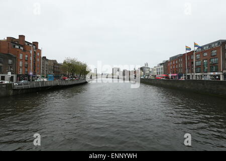 Il fiume Liffey a Dublino durante le giornate di cattivo tempo. Immagine dal centro della città di Dublino durante un periodo di forti precipitazioni Foto Stock