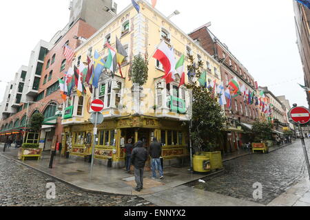 Il Oliver St John Gogarty pub di Temple Bar. Immagine dal centro della città di Dublino durante un periodo di forti precipitazioni Foto Stock
