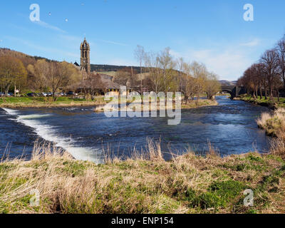 La città di Peebles in confini scozzesi e il fiume Tweed. Foto Stock