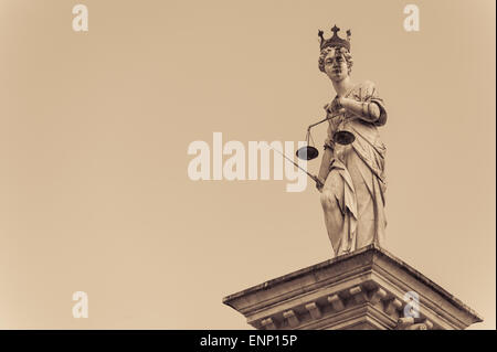 Statua della giustizia, sullo sfondo del cielo Foto Stock