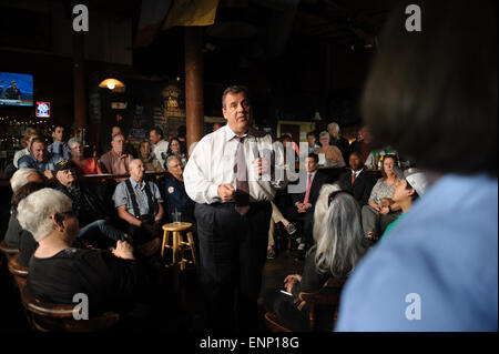 Dover, New Hampshire, Stati Uniti d'America. 08 Maggio, 2015. New Jersey Governatore e il potenziale candidato presidenziale repubblicano Chris Christie conserva una "town hall" forum di Dover, New Hampshire. Credito: Julian Russell/Alamy Live News Foto Stock