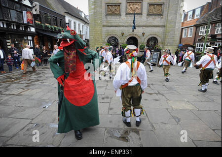 Un morris​ uomo vestito in un costume di drago intrattiene la folla durante il broadwood morris uomini giorno della danza 2015 a Horsham West Sussex, in Inghilterra. Foto Stock