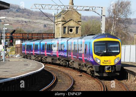 Primo TransPennine Express Desiro diesel multiple unit treno arrivando a Carnforth station, Lancashire, Inghilterra. Foto Stock