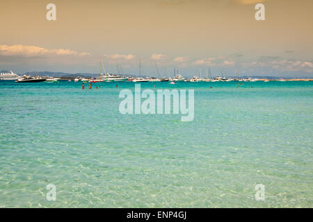 Formentera Isola delle Baleari vista dal mare della costa ovest Foto Stock