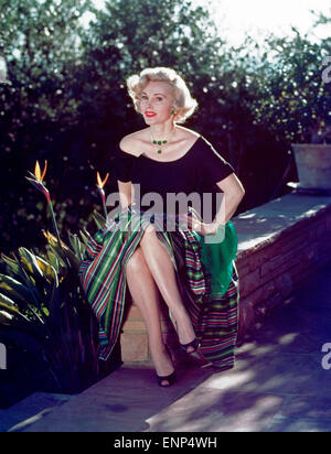 Die ungarische amerikanisch Schauspielerin Zsa Zsa Gabor im Garten, ca. Anfang 1960er Jahre. American attrice ungherese Zsa Zsa Foto Stock